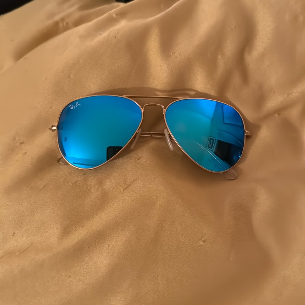 Ray-Ban classic Aviator with gold frame and blue mirrored polarized lenses.